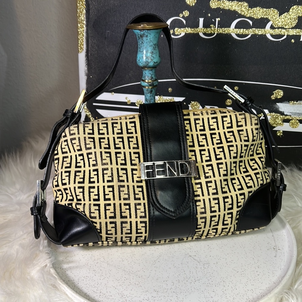 🔥 Rare Authentic FENDI Baguette Vintage. Amazing condition.